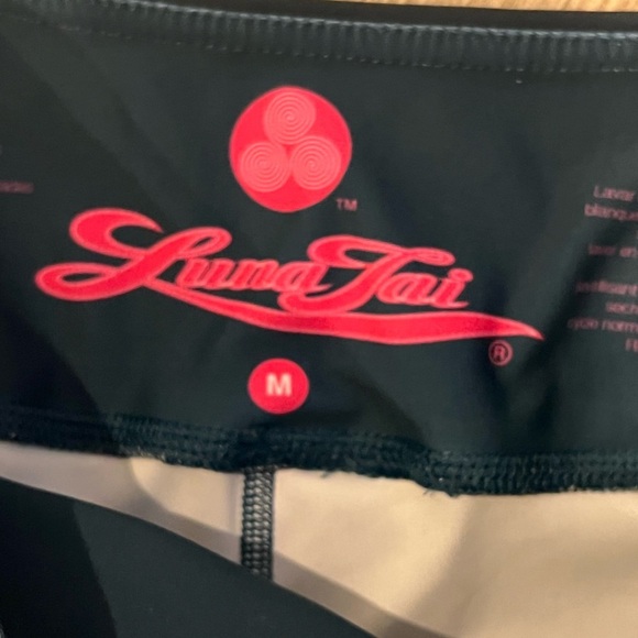 Luna Tai women's medium "los Angeles" Graphic Rose Leggings - Picture 8 of 8